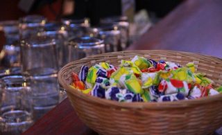 糖果与玻璃杯图片