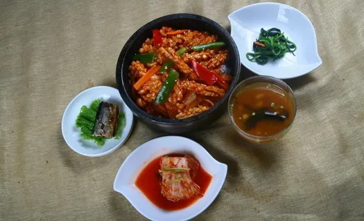 韩式套餐鱿鱼石锅饭图片 韩式套餐鱿鱼石锅饭图片