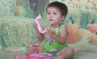 玩玩具的儿童图片