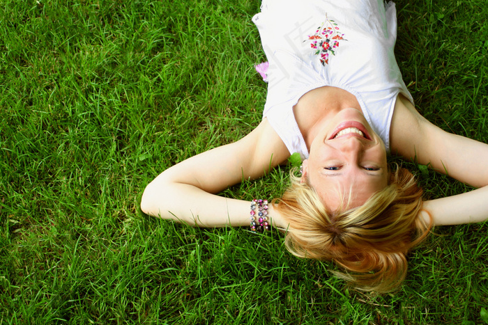 躺在草地上的美女图片