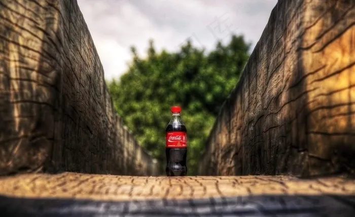 城墙下的可口可乐图片