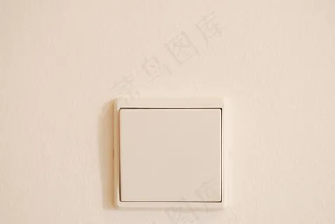 在白墙和现代光开关 在白墙和现代光开关