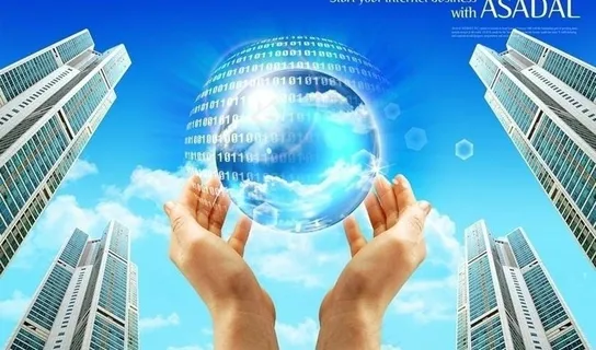 高楼林立中双手捧地球图片