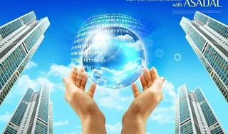 高楼林立中双手捧地球图片