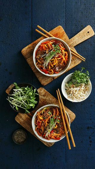 豆芽牛肉面高清摄影图片