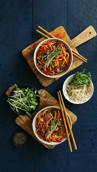 豆芽牛肉面高清摄影图片