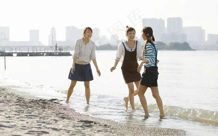 白领沙滩休闲图片