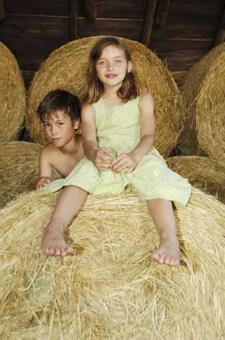 坐在草堆上玩耍的儿童图片