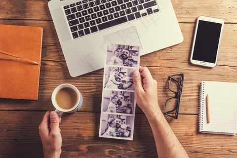 看照片边咖啡的商务男人