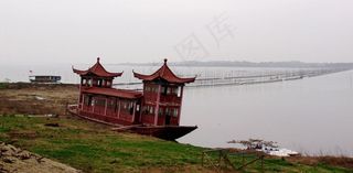 度假村江边图片