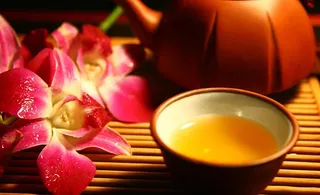 绿茶与鲜花图片
