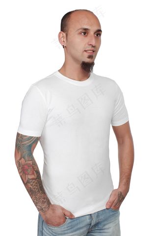 穿T恤的纹身男人