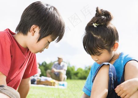 草地上玩耍的可爱男孩女孩图片