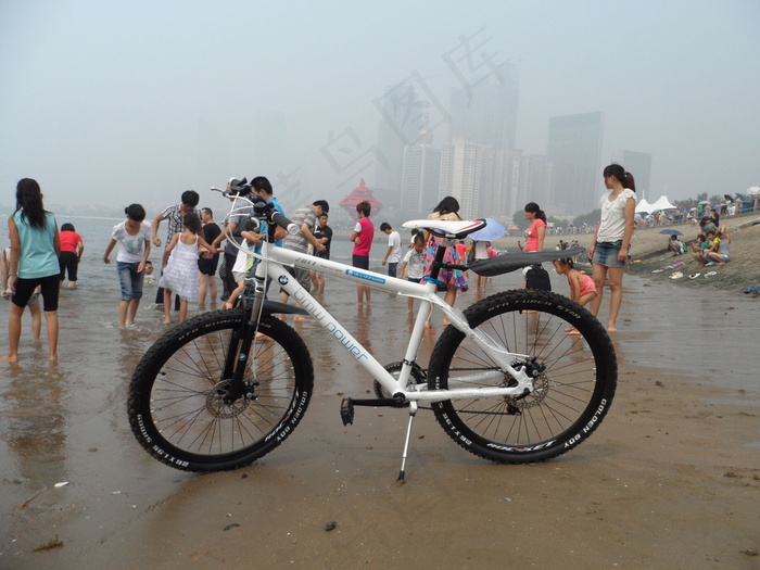 宝马自行车在海滩图片