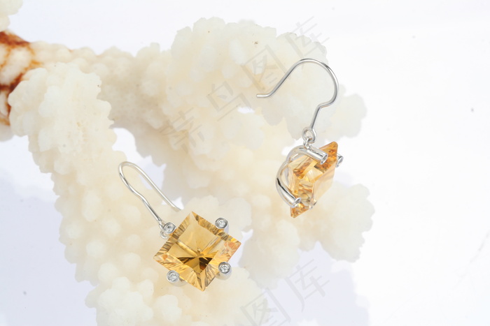 彩宝耳勾摄影图片