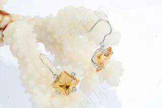 彩宝耳勾摄影图片