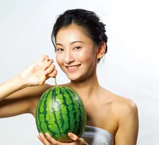 水果美女图片