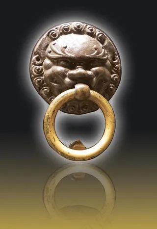 胡雪岩故居传统狮头紫铜门环图片