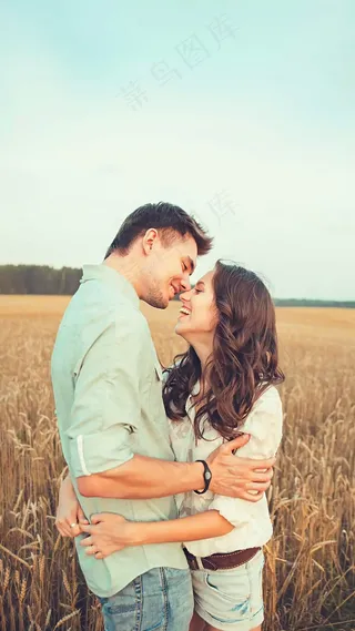 麦田里的情侣高清摄影图片