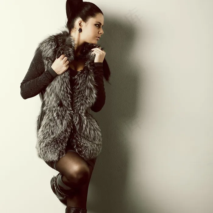 穿皮草的美女图片