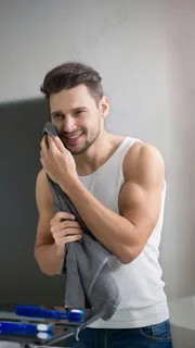 用毛巾洗脸的外国男士高清摄影图片