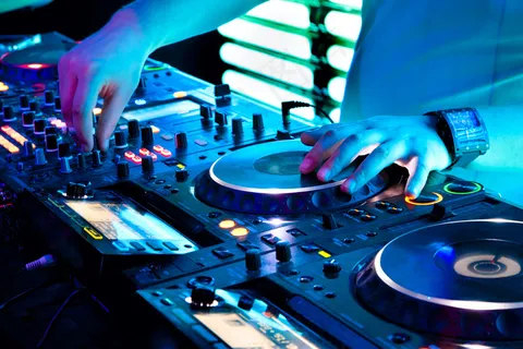 打碟人物摄影图片