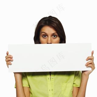 拿着空白广告牌的商务美女图片