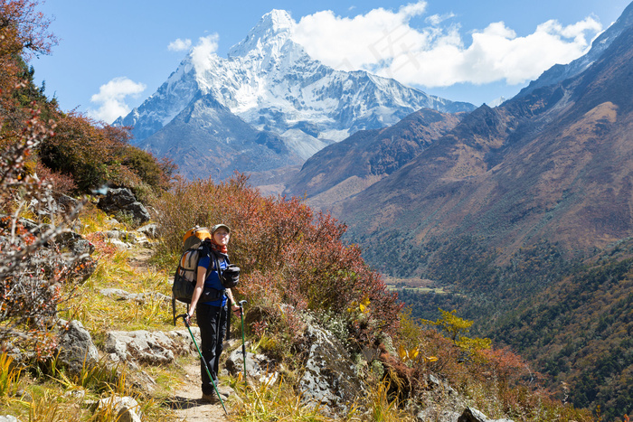 蓝天白云下的高山风景