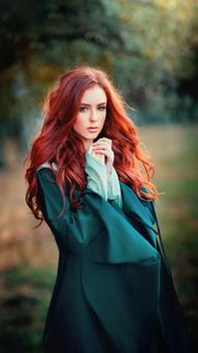 穿博士服的外国美女高清摄影图片