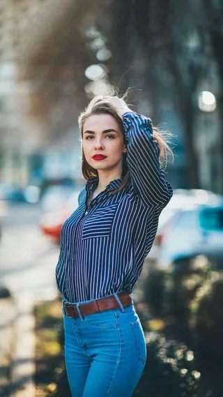 穿着牛仔裤的外国美女高清摄影图片