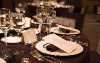 准备就餐前的酒杯图片