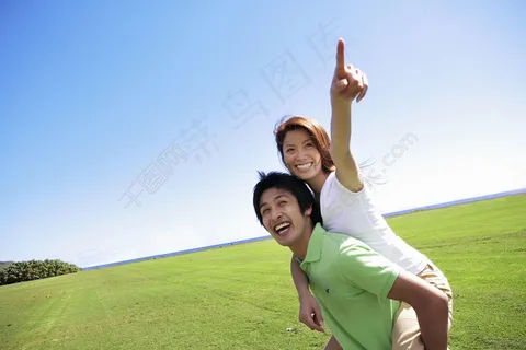 草地上开心的情侣图片 草地上开心的情侣图片