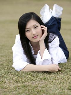 草地上的清纯女孩图片