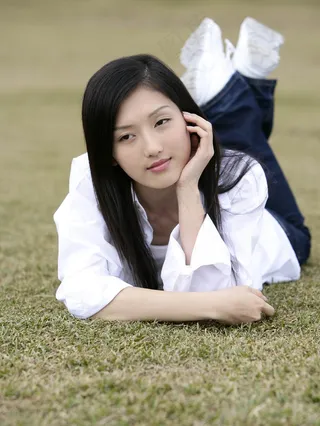 草地上的清纯女孩图片