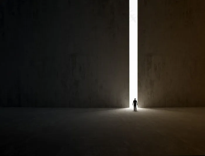 走在大门的外国人