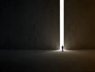 走在大门的外国人