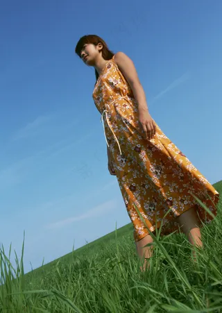 站立在草地上的女性图片