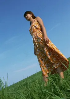 站立在草地上的女性图片 站立在草地上的女性图片
