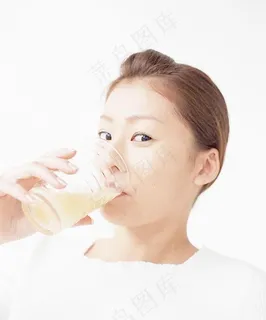 美女喝牛奶图片