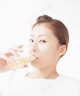 美女喝牛奶图片