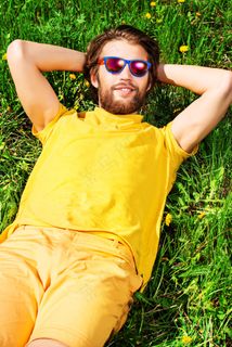 躺在草地上的男人图片