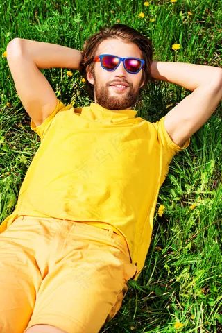 躺在草地上的男人图片