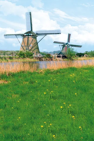 风车与水边的草地影楼摄影背景图片