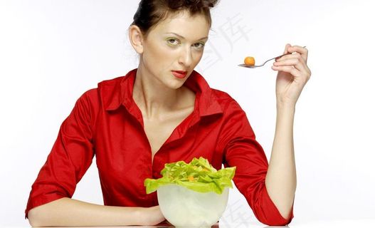 吃蔬菜的美女图片