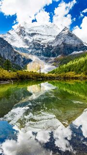 蓝天白云下的雪山与湖泊高清摄影图片 蓝天白云下的雪山与湖泊高清摄影图片