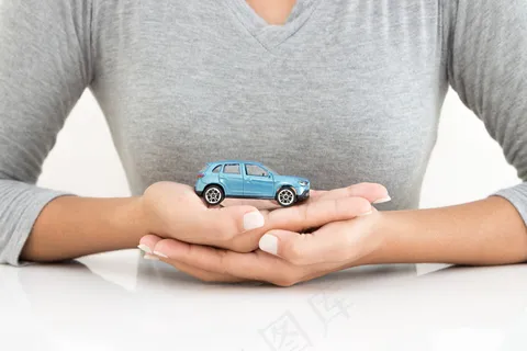 手拿储钱罐金币货币 理财保障商务金融财富增长主题