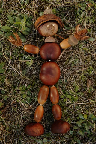 草地上的卡通小人图片