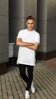 穿白衬衫的外国小伙高清摄影图片