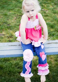 坐在公园板凳上的小女孩图片