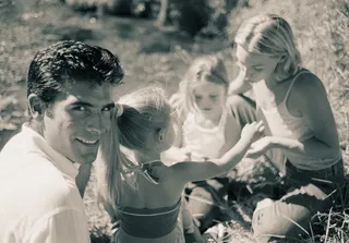 草地上的幸福家庭图片